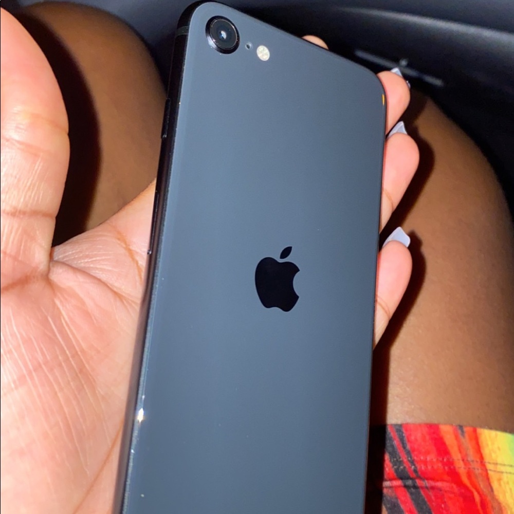 iPhone SE - Picture 2 of 2